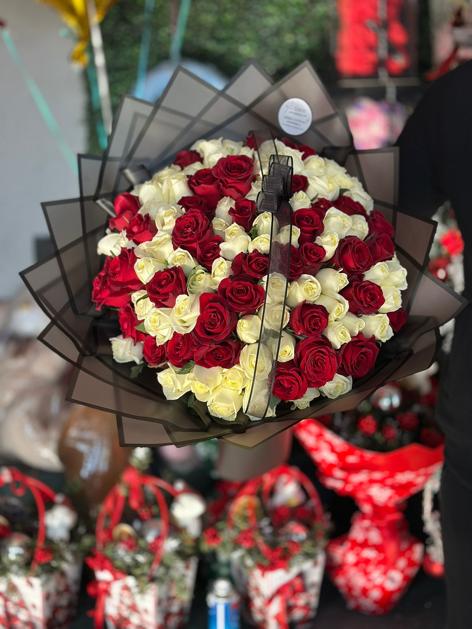 100 Adet Kırmızı ve Beyaz Gül Buketi